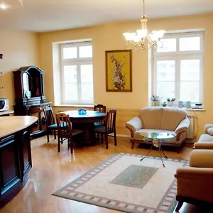 https://two-bedroom-luxury-apartment.hotelslviv.net
